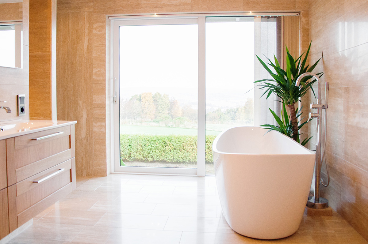 Badrumsrenovering i Travertin marmor på golv och väggar